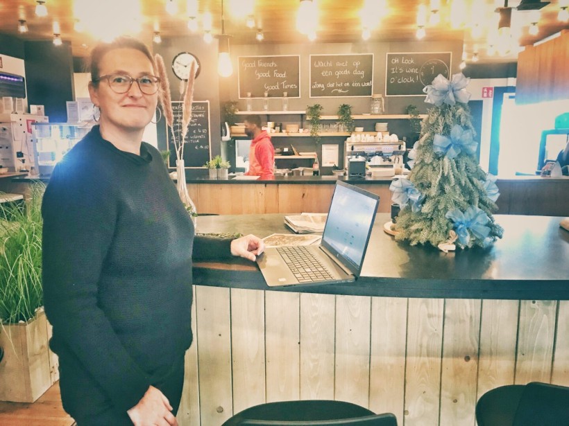 A girl at a coffee with her laptop