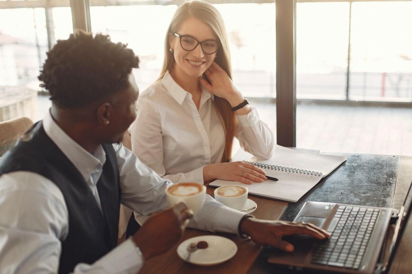 Two coworkers having a coffe